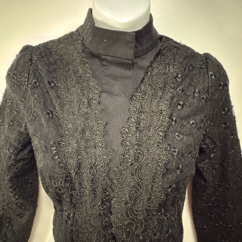 Elegant Black Embroidered Jacket - Picture 4 of 8